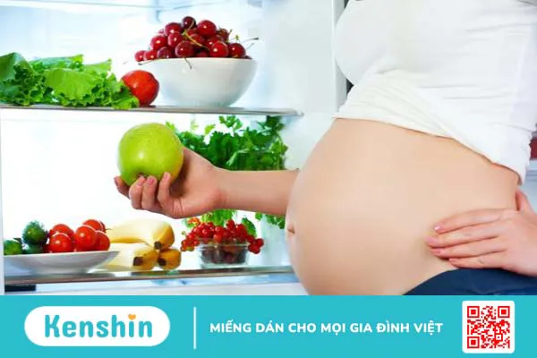 Mẹ bầu nên tăng cường ăn nhiều rau xanh và trái cây để giúp thanh nhiệt cơ thể