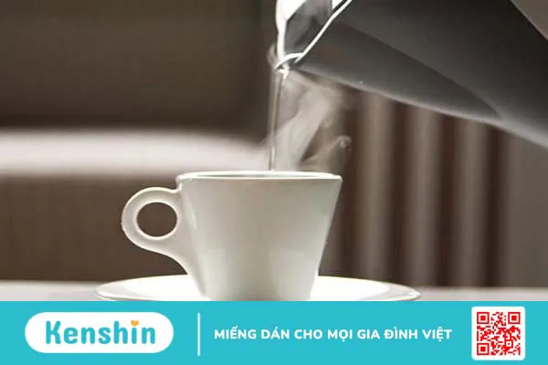 Uống thêm nước nóng có thể giúp giảm đờm, giảm ho và làm dịu cơn đau họng