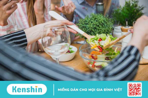 Bí quyết ăn uống lành mạnh khi dự tiệc giúp bạn bảo vệ cơ thể 3