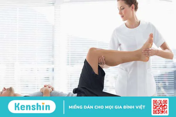 Hỗ trợ bệnh nhân thực hiện các động tác vận động để duy trì dòng chảy của chất lỏng ống dẫn lưu