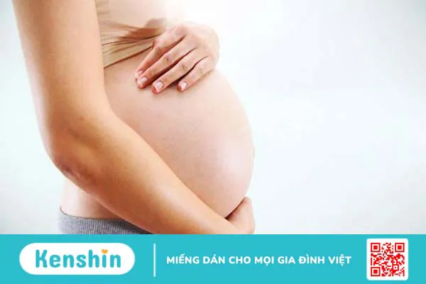 Bụng bầu cũng là vùng rất nhạy cảm nên bà bầu cần hạn chế sờ, cọ vùng này khi tắm