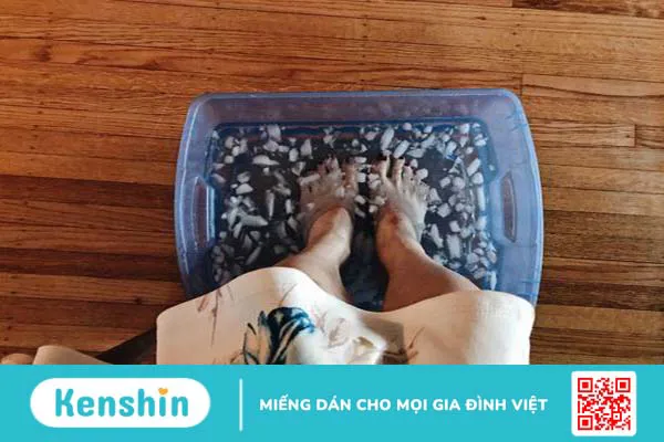 Giải đáp thắc mắc: Ngâm chân nước đá có tác dụng gì 1