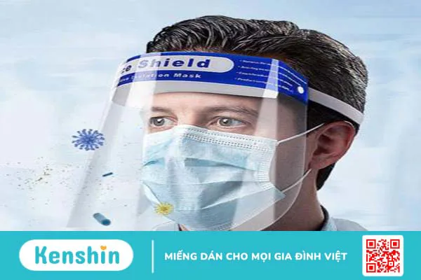 Người chăm sóc phải luôn trang bị khẩu trang, kính chắn giọt bắn, thực hiện vệ sinh tay trước và sau khi chăm sóc