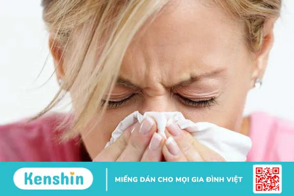 Hắt xì là một trong những triệu chứng phổ biến của bệnh viêm mũi dị ứng