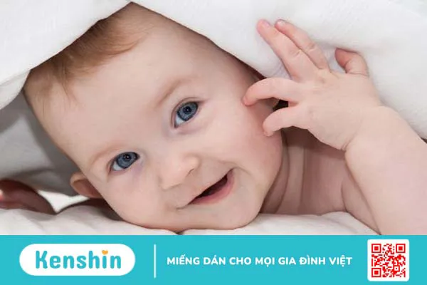 Lý giải hành động trẻ sơ sinh hay nhìn tay và quá trình phát triển thị giác của trẻ 1