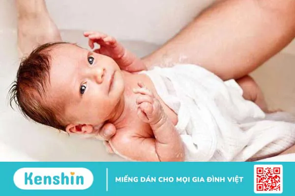 Lý giải hành động trẻ sơ sinh hay nhìn tay và quá trình phát triển thị giác của trẻ 2