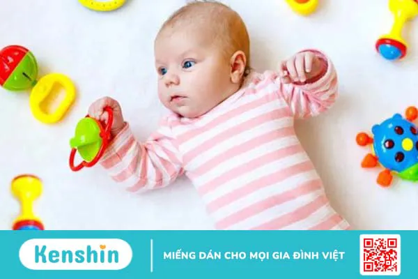 Lý giải hành động trẻ sơ sinh hay nhìn tay và quá trình phát triển thị giác của trẻ 3