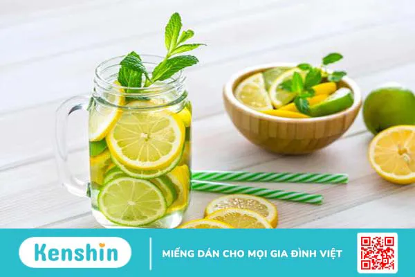 Uống một ly nước chanh ấm vào buổi sáng tốt cho quá trình tiêu hóa, làm sạch ruột và giúp thải độc cơ thể