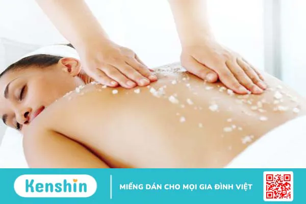 Tẩy tế bào chết lưng từ 2 - 3 lần/tuần để loại bỏ tế bào chết tích tụ trên mặt lưng.