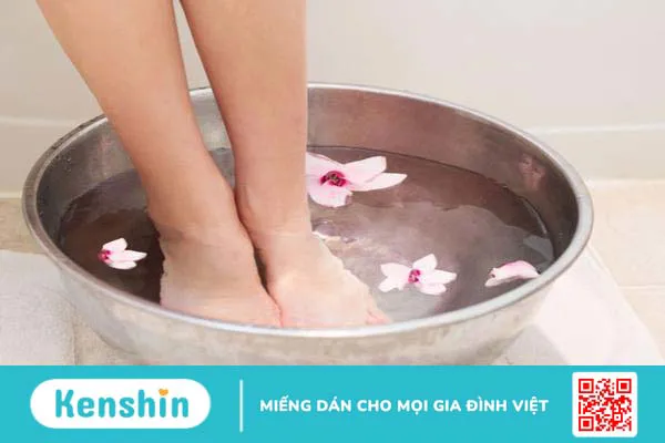 Ngâm chân bằng nước muối mang đến lợi ích gì cho cơ thể 1