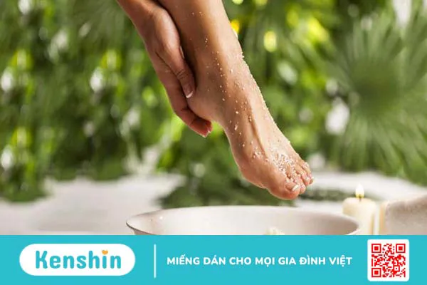 Ngâm chân bằng nước muối mang đến lợi ích gì cho cơ thể 2