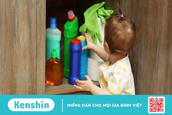 Cất các loại hóa chất cẩn thận và tránh xa tầm tay của trẻ nhỏ