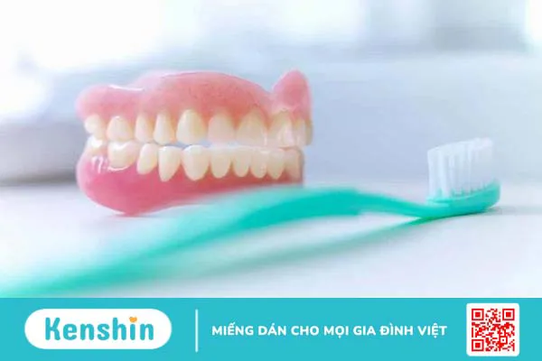 Vệ sinh răng tháo lắp thường xuyên để tối ưu hóa tuổi thọ của hàm giả tháo lắp