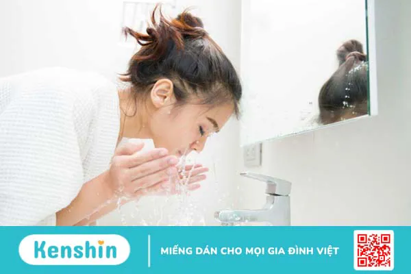 Rửa mặt sạch hàng ngày là cách trị mụn tốt nhất