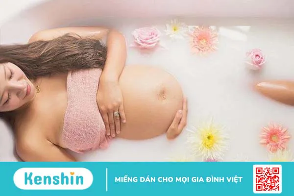 Ưu tiên các sản phẩm chứa thành phần tự nhiên như tinh dầu, dầu dừa,... có công dụng tăng cường độ ẩm, ngăn ngừa rạn nứt cho da của mẹ bầu