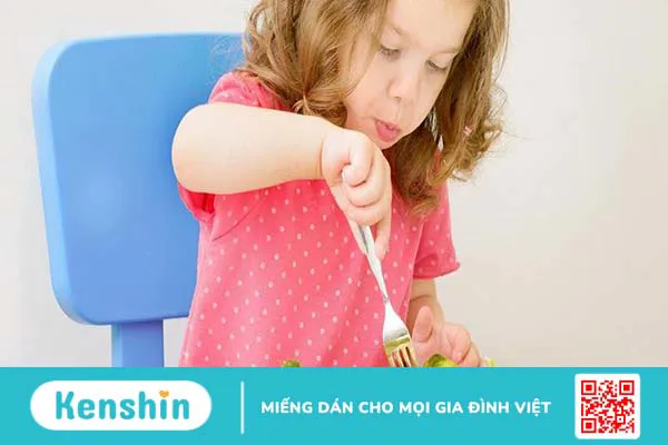 Cho trẻ ăn nhiều rau giảm táo bón