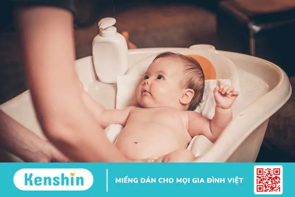 Trẻ sơ sinh có nhiều gây trên da có sao không? Khi nào nên làm sạch chất gây trên da trẻ? 3