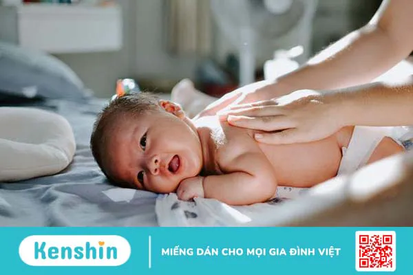 Trẻ sơ sinh có nhiều gây trên da có sao không? Khi nào nên làm sạch chất gây trên da trẻ? 4