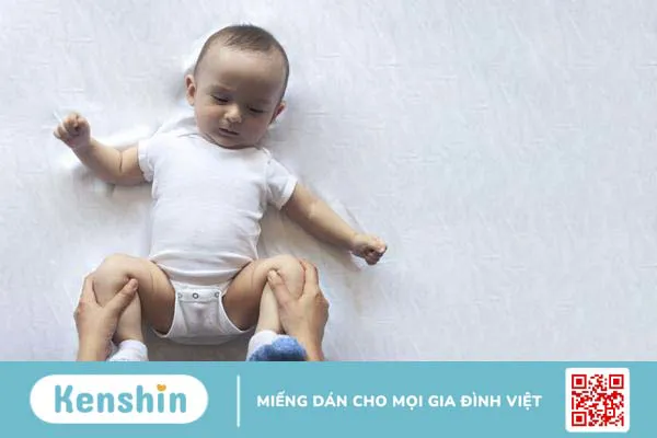 Vì sao trẻ sơ sinh hay gồng mình? Cha mẹ nên làm gì? 3