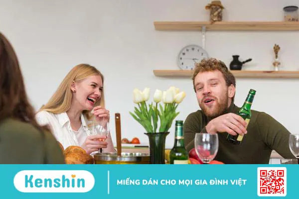 Vừa ăn cơm vừa uống bia có tốt không?