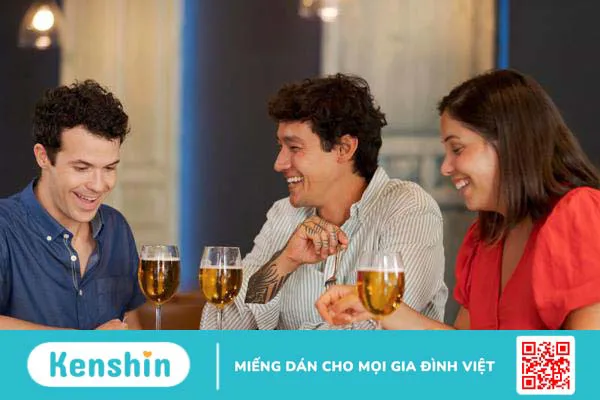 Vừa ăn cơm vừa uống bia có tốt không? 2