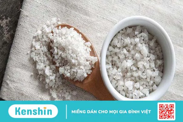 Cách trị tóc dầu bết dính bằng muối đơn giản tại nhà 2