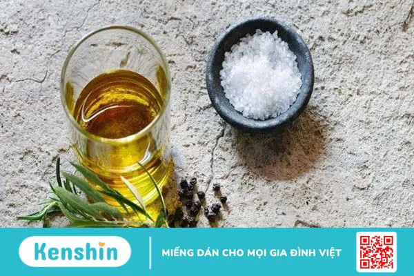 Cách trị tóc dầu bết dính bằng muối đơn giản tại nhà 3