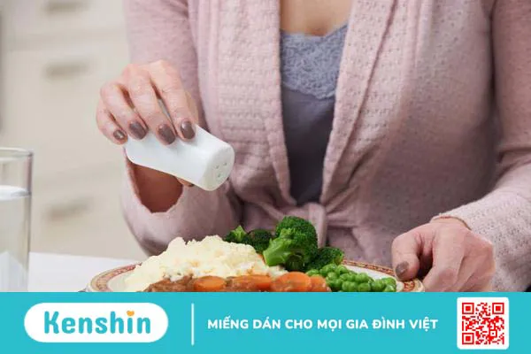 Hạn chế muối trong chế độ ăn hàng ngày là một trong những cách bảo vệ thận