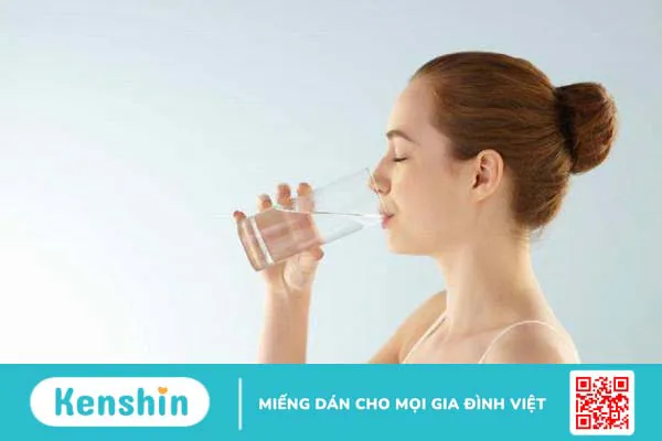 Uống đủ nước giúp da căng mịn, giảm mụn